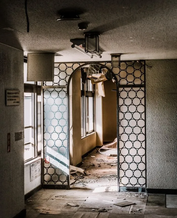 The Lost World: I Took Pictures Of The Magically Desolate Places Of Japan (22 Pics)