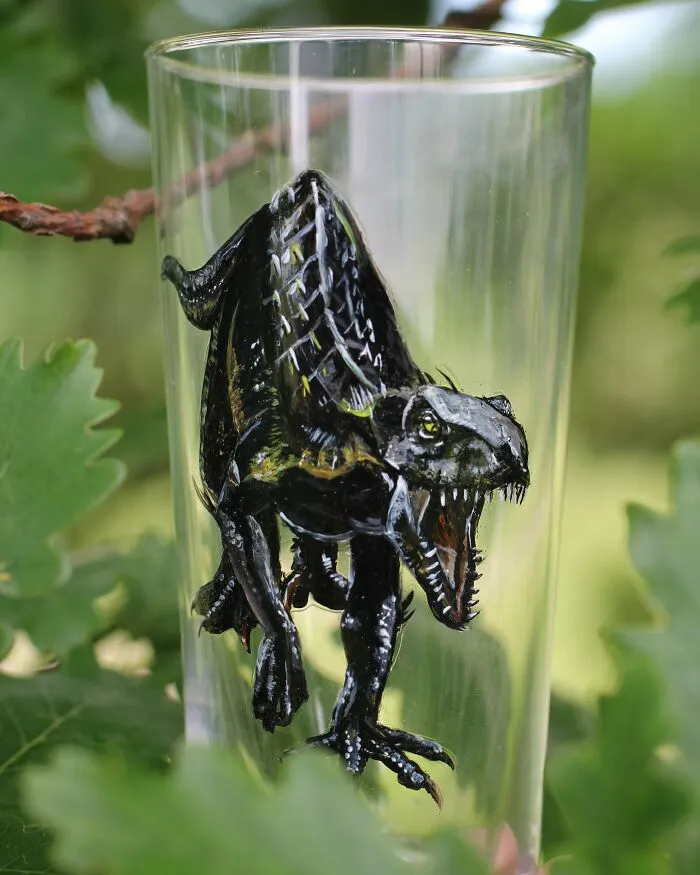 For My Son's Amusement, I Started Painting Him Realistic Animals And Discovered That Glass Was A Perfect Surface For That (21 Pics)