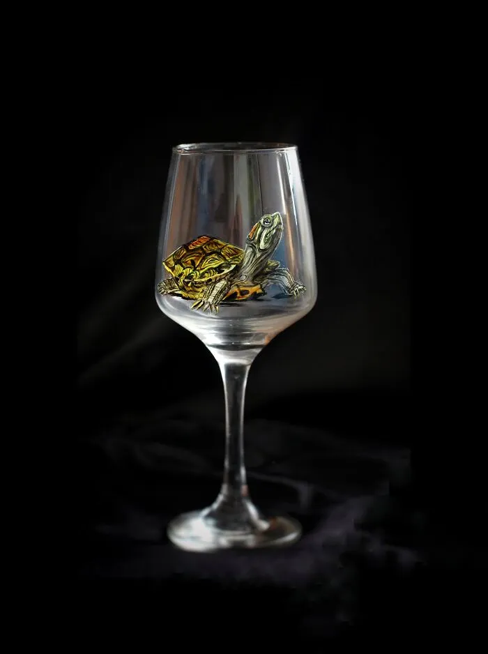 For My Son's Amusement, I Started Painting Him Realistic Animals And Discovered That Glass Was A Perfect Surface For That (21 Pics)