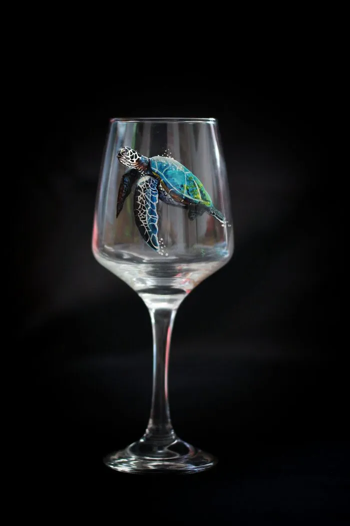For My Son's Amusement, I Started Painting Him Realistic Animals And Discovered That Glass Was A Perfect Surface For That (21 Pics)