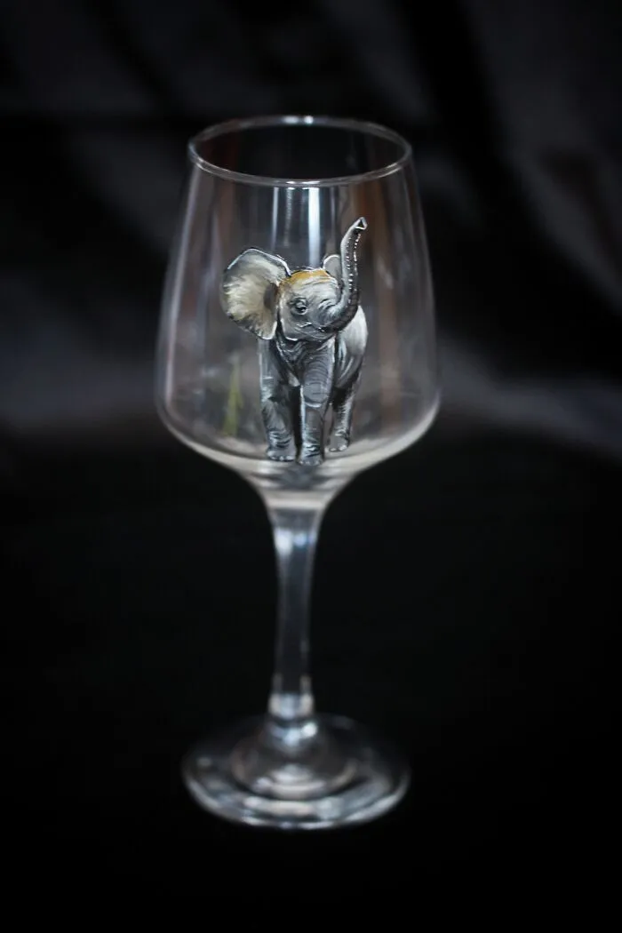 For My Son's Amusement, I Started Painting Him Realistic Animals And Discovered That Glass Was A Perfect Surface For That (21 Pics)
