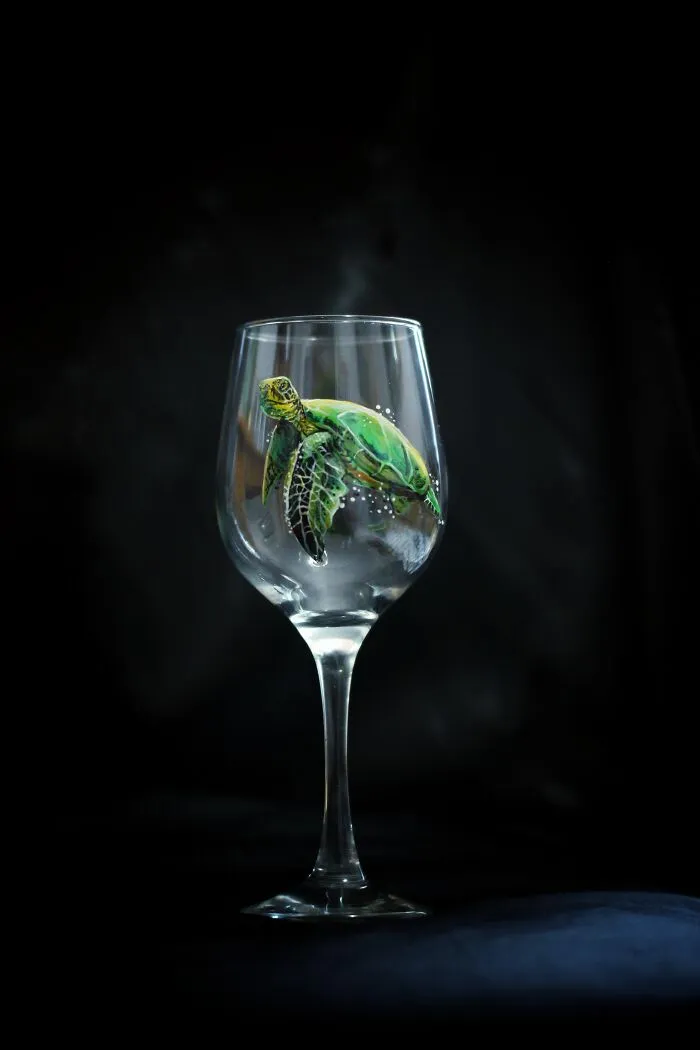 For My Son's Amusement, I Started Painting Him Realistic Animals And Discovered That Glass Was A Perfect Surface For That (21 Pics)