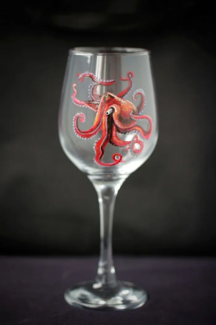 For My Son's Amusement, I Started Painting Him Realistic Animals And Discovered That Glass Was A Perfect Surface For That (21 Pics)