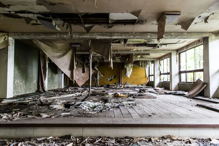 The Lost World: I Took Pictures Of The Magically Desolate Places Of Japan (22 Pics)