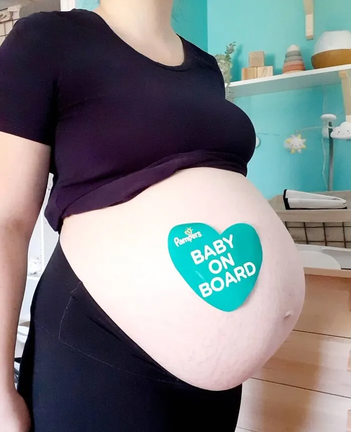 25 Madres comparten fotos realistas de sus barrigas y cuerpos de embarazada para luchar contra los estándares tóxicos