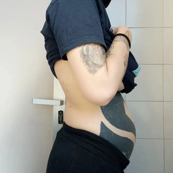 25 Madres comparten fotos realistas de sus barrigas y cuerpos de embarazada para luchar contra los estándares tóxicos