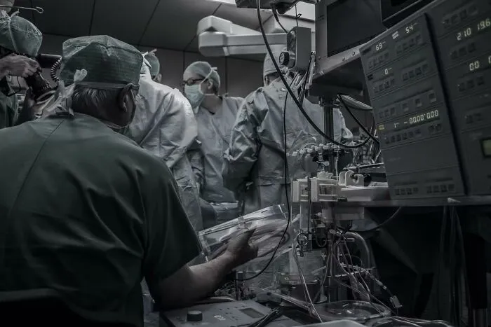 30 Bone-Chilling Stories From People Who Woke Up During Surgery