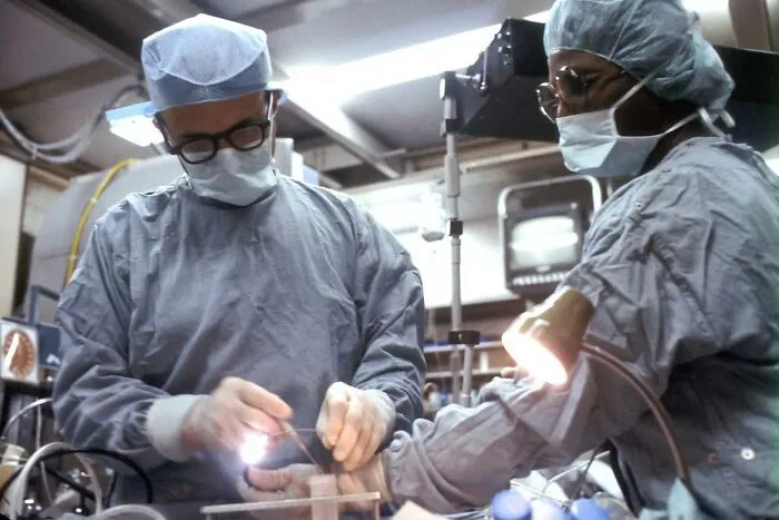 30 Bone-Chilling Stories From People Who Woke Up During Surgery