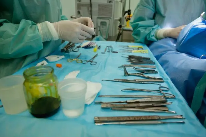 30 Bone-Chilling Stories From People Who Woke Up During Surgery