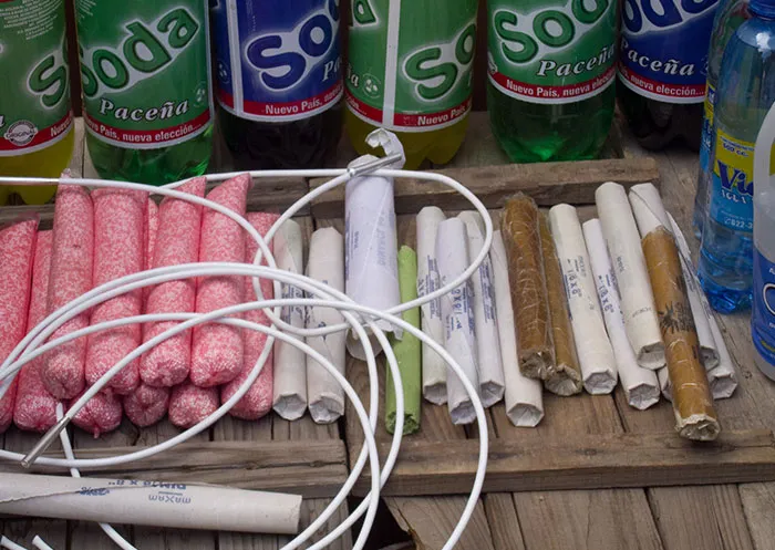 Variedad de rollos y bebidas soda Pacena en exhibición, curiosidades y datos muy informativos sobre productos tradicionales.