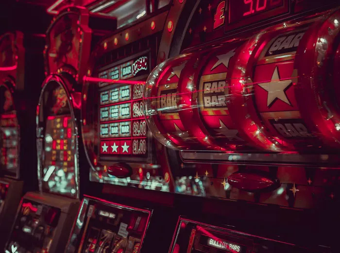 Máquinas tragamonedas rojas en casino con símbolos BAR y estrellas, representando datos muy informativos de juego.