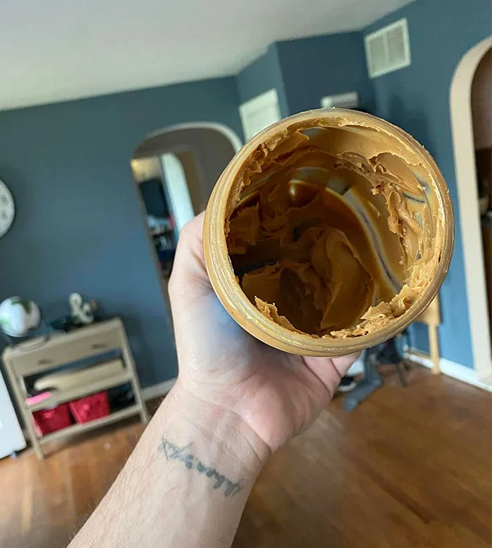 Mi mujer pone esta mantequilla de cacahuate en la basura porque está vacía