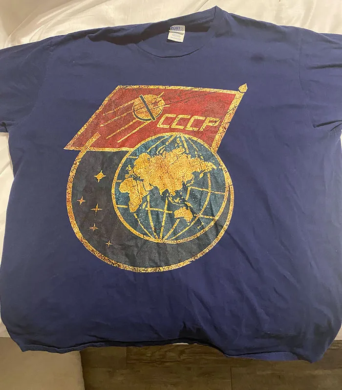 Mi esposa me compró una camiseta la Navidad pasada que finalmente llegó por correo. Soy un gran friki del espacio, pero supongo que no me la pondré muy pronto