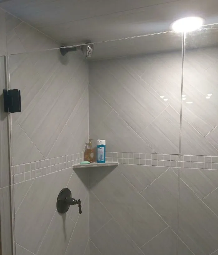 Mi madre ha remodelado su baño de invitados mientras estaba fuera de la ciudad