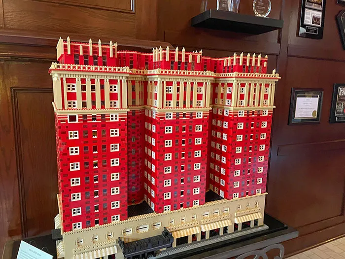 El hotel en el que estoy tiene un modelo propio de Lego