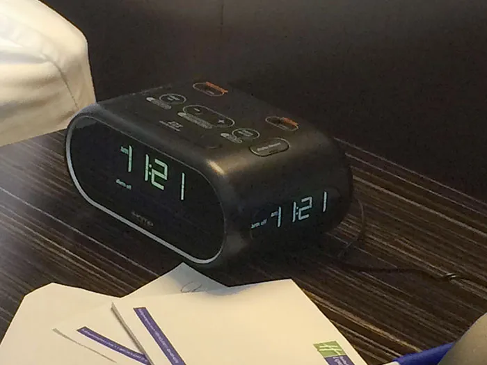 El reloj de este hotel te muestra la hora por 3 lados