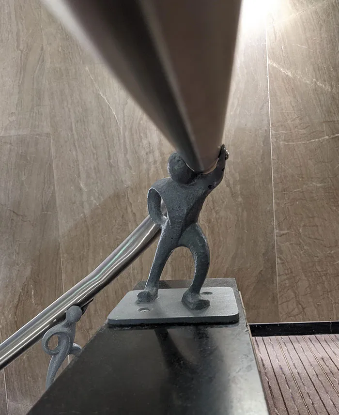 Las barandillas de mi hotel son sostenidas por pequeños hombres de metal