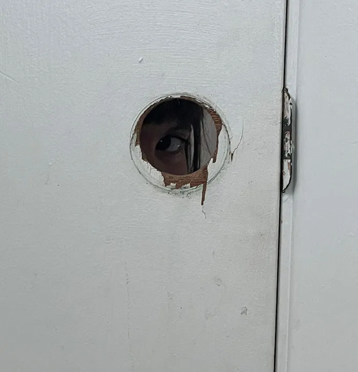 Mi hija mirándome cuando voy al baño