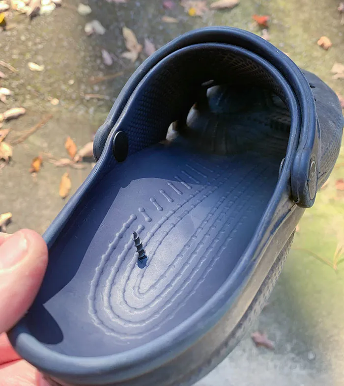 Ayer mi hijo estaba jugando al taller mientras yo arreglaba la puerta del garaje. Me alegro de haber revisado mi zapato antes de ponérmelo