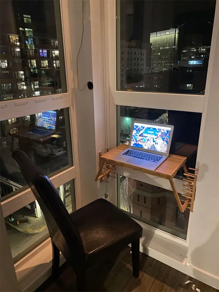 Escritorio ajustable junto a la ventana