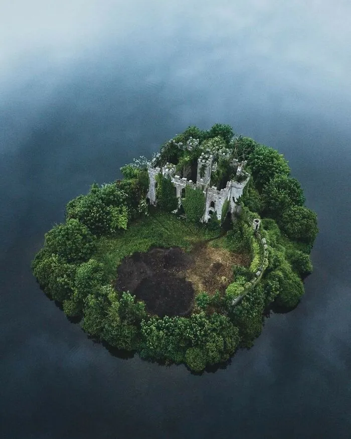Castillo Mcdermott's en medio de un lago, Irlanda