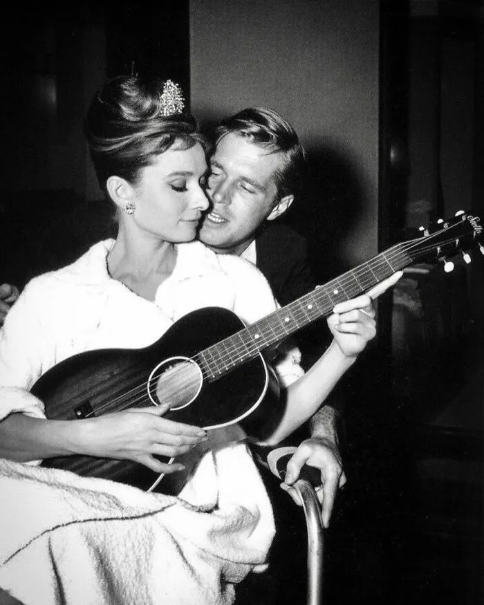 Audrey Hepburn y George Peppard en el plató de Desayuno con diamantes, 1961