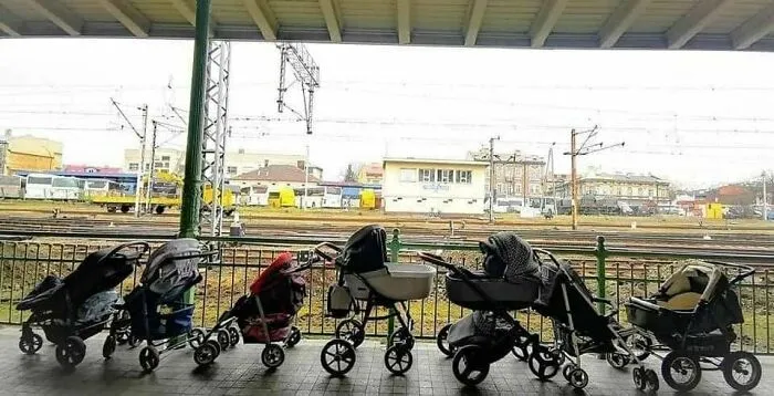 Los padres de Polonia dejaron sus cochecitos de bebé en las estaciones de tren para las madres ucranianas que huyeron con sus hijos