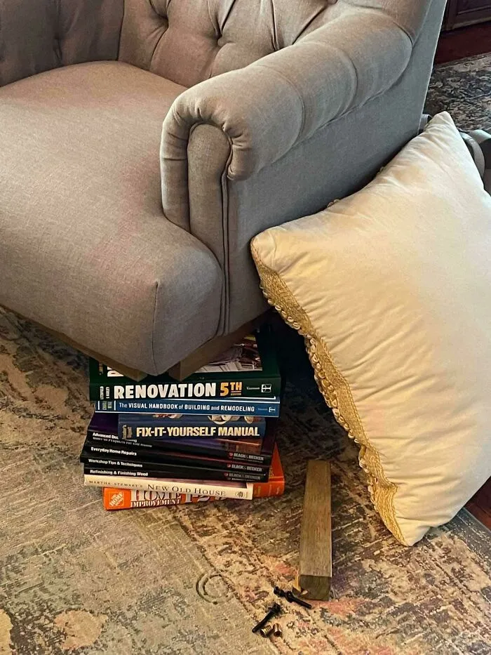 Mi cuñada le dijo a mi hermano "¡Usa esos libros de bricolaje y arregla el sillón!" Hecho