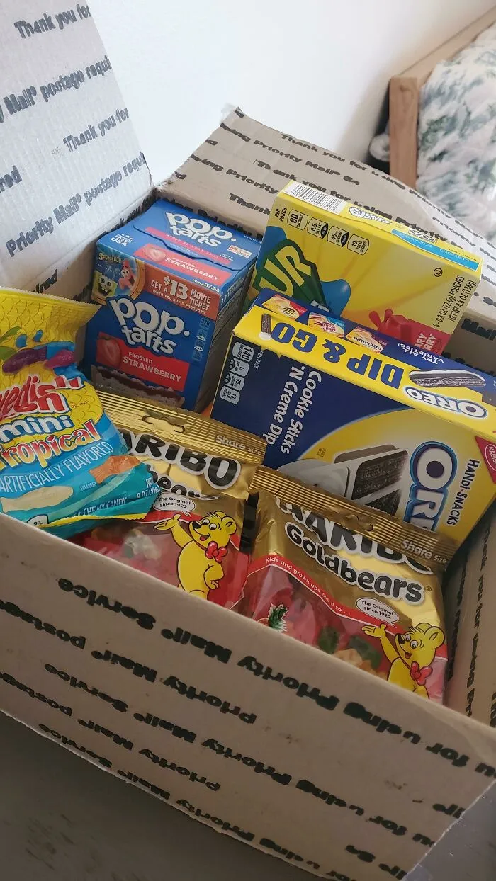 Tengo 22 años, y vivo por mi cuenta en un estado diferente, soy totalmente capaz de cuidar de mí mismo. Pero mi papá todavía me envía paquetes para cuidarme y me compra golosinas