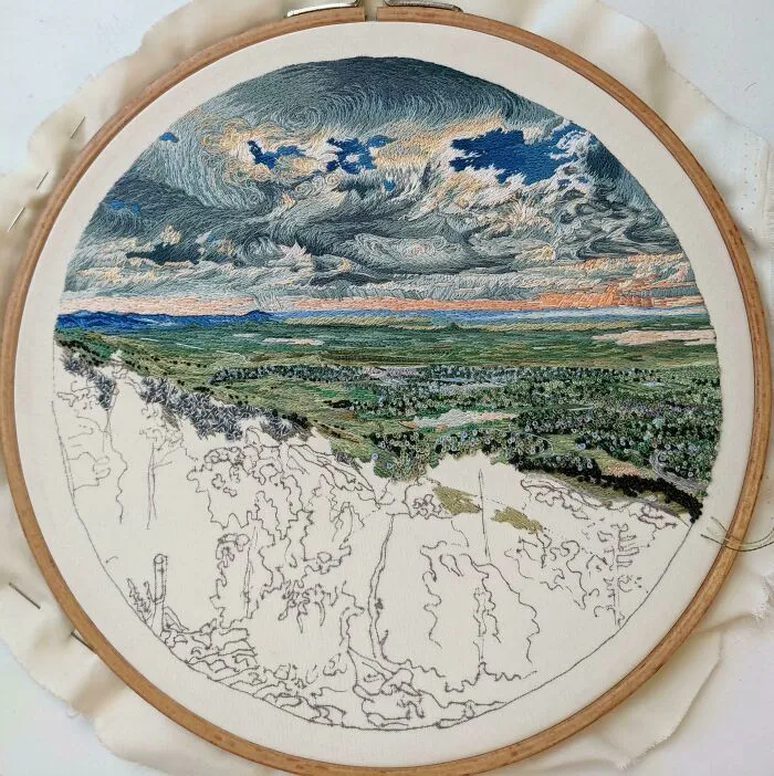 Foto de mi progreso: pintura de un paisaje hecha en hilos. ¡Me está tomando mucho tiempo!