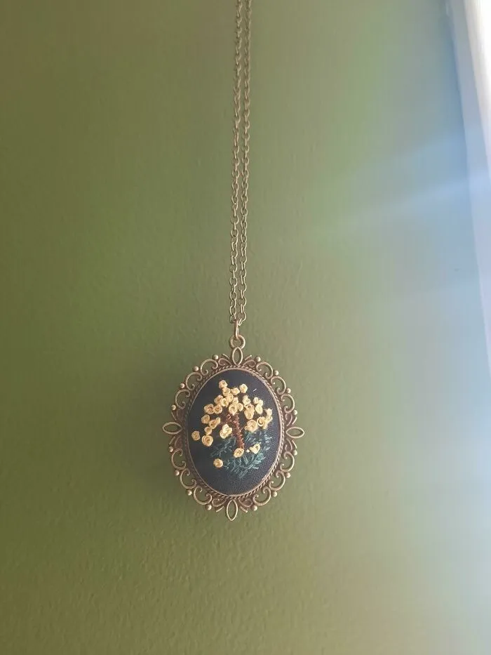 Mi novio, que no borda, compró un kit y me hizo este colgante de punto de cruz, y realmente me sorprendió. Feliz día de San Valentín
