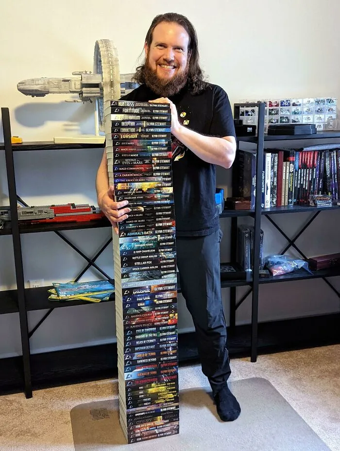 Una foto que tomé de mi marido con todos los libros que ha escrito