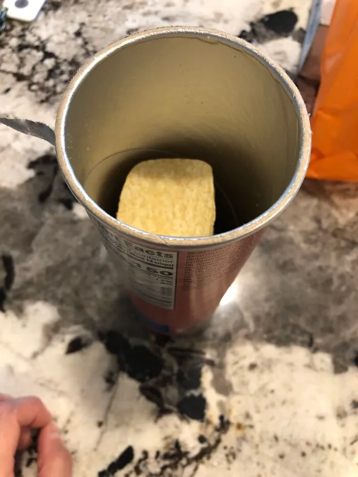 La lata de "Pringles" de gran valor está un tercio vacía al abrirla