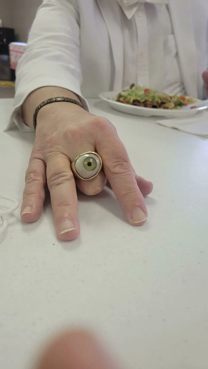 Este hombre convirtió el ojo de su esposa en un anillo