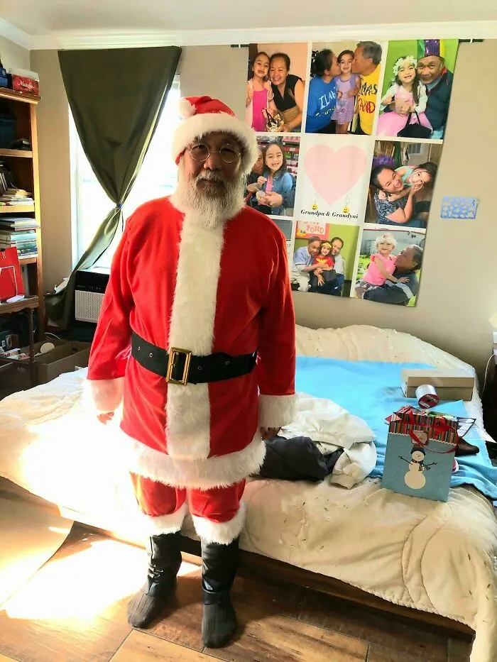 Mi sobrina (6 años) adora a Santa Claus. Mi papá (76 años) adora a mi sobrina. Papá lleva dejándose la barba desde mayo