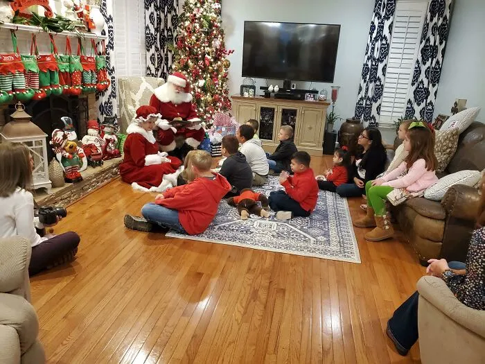 Mi papá conduce el autobús de una escuela para personas con necesidades especiales. Y este año invitó a todos los niños a su casa para ver a Santa Claus