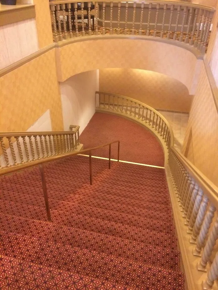 Esta elegante escalera conduce directamente a una pared