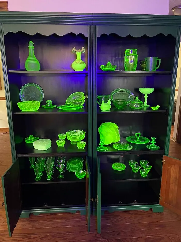 Mi colección de vidrio de uranio que brilla bajo la luz ultravioleta