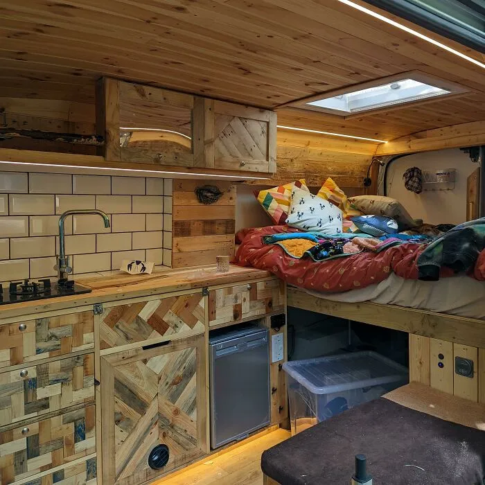 Construí mi caravana con madera de tarima sobrante