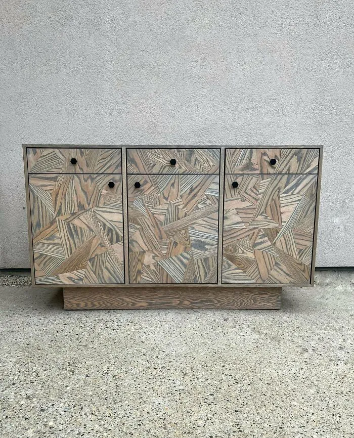 Un aparador "caótico" que acabamos de terminar. Roble rojo con tinte gris plata. Puerta/cajones de grano continuo