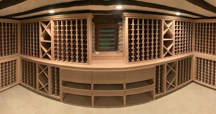 Esta es una bodega de 1150 botellas que acabo de terminar en roble blanco sin tratar