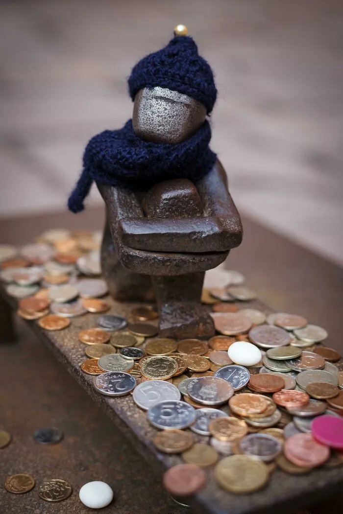 Järnpojke, un niño mirando a la Luna, es el monumento público más pequeño de Estocolmo, midiendo tan solo 15 centímetros. Fue creado por Liss Eriksson