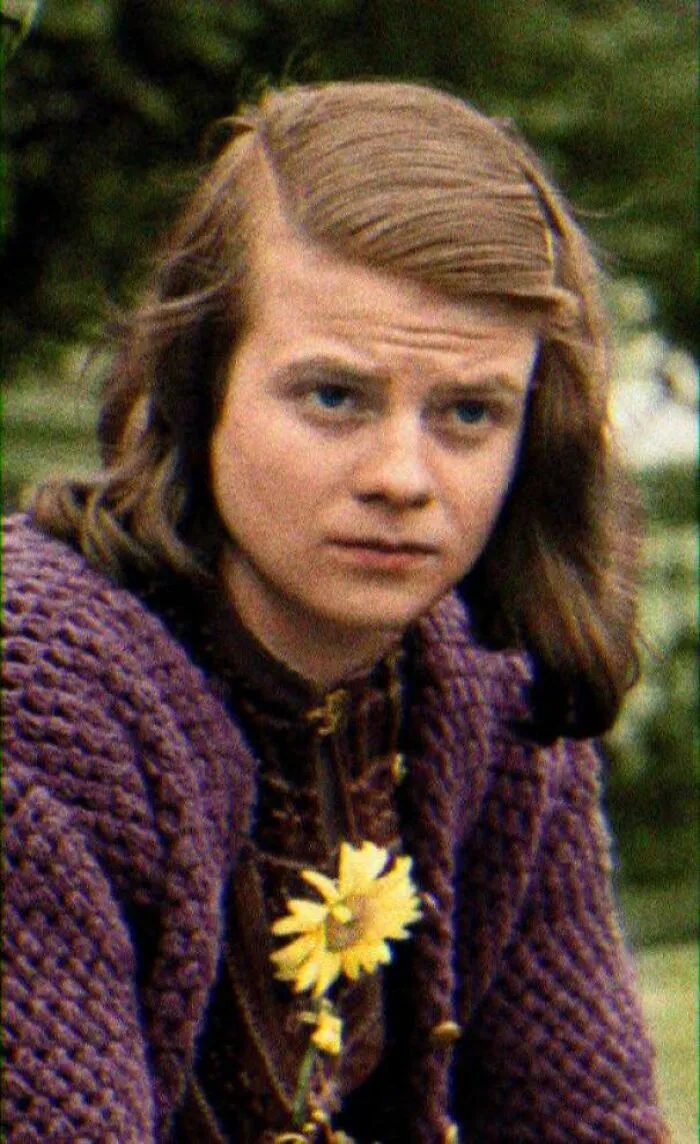 Sophie Scholl, fundadora del grupo de resistencia estudiantil Rosa Blanca durante el régimen nazi, detenida por distribuir folletos antinazis con su hermano, fue ejecutada en la guillotina a los 22 años por alta traición. Este año habría cumplido 100 años