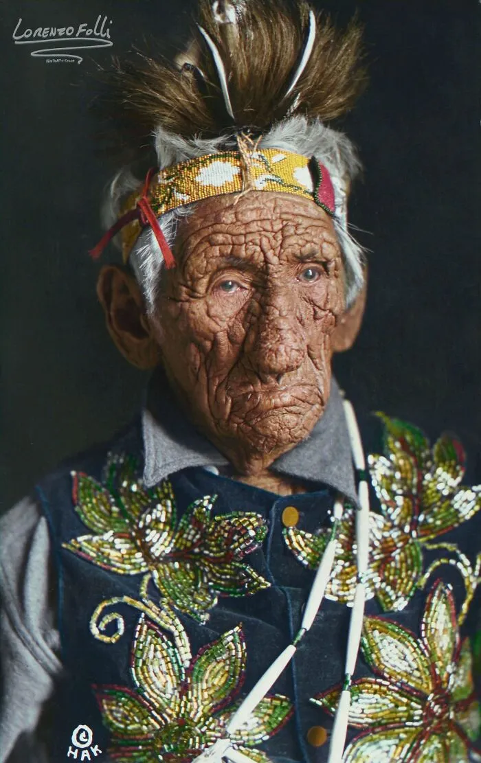 Retrato de John Smith, también conocido como el Lobo Blanco, anciano nativo americano chippewa de Cass Lake, Minnesota, en traje tradicional, 1914. (Probablemente nacido entre 1822 y 1826, aunque se dice que quizá fue en 1784; fallecido el 6 de febrero de 1922)