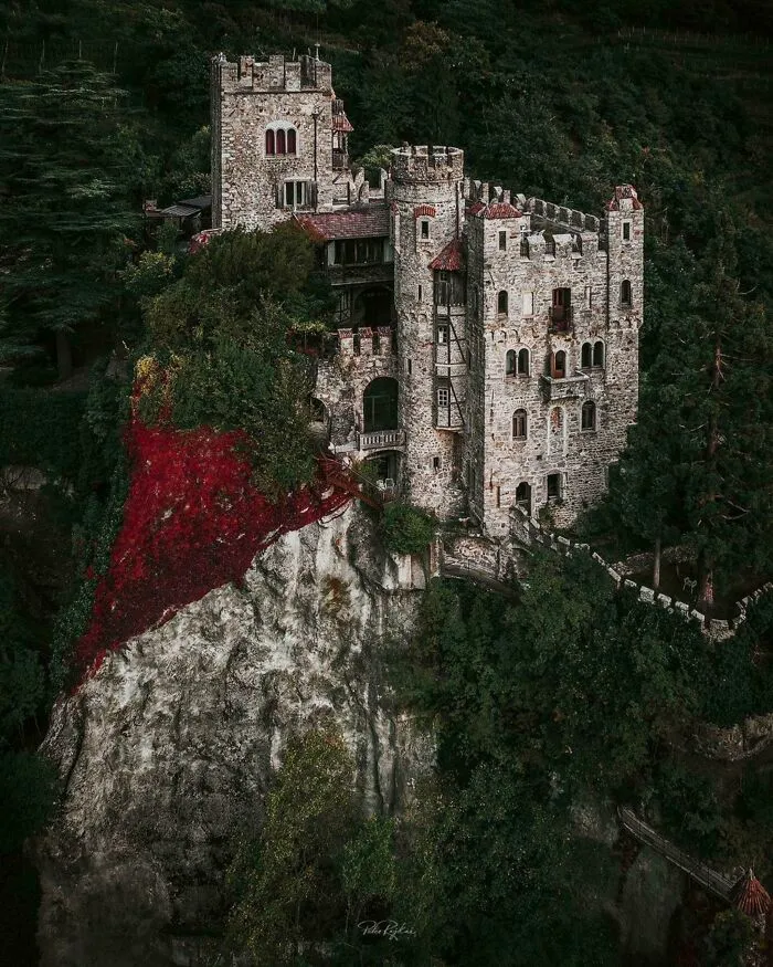 Castel Fontana, construido en 1241 sobre la ciudad de Merano, en el Tirol italiano