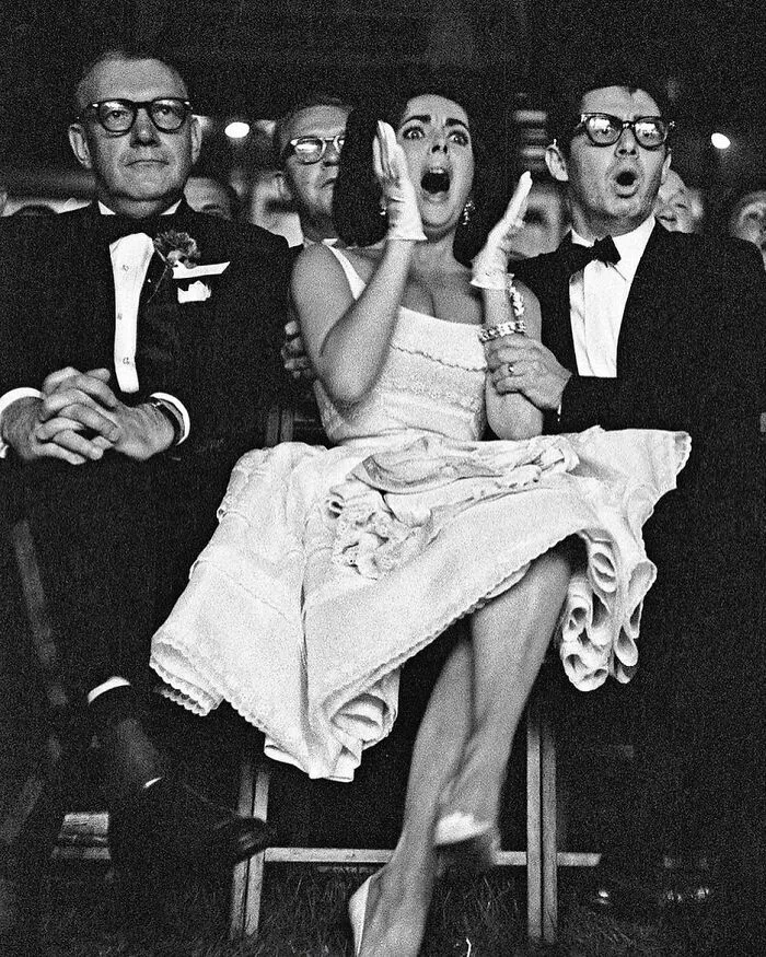 Elizabeth Taylor y su marido Eddie Fisher en un combate de boxeo, 1960