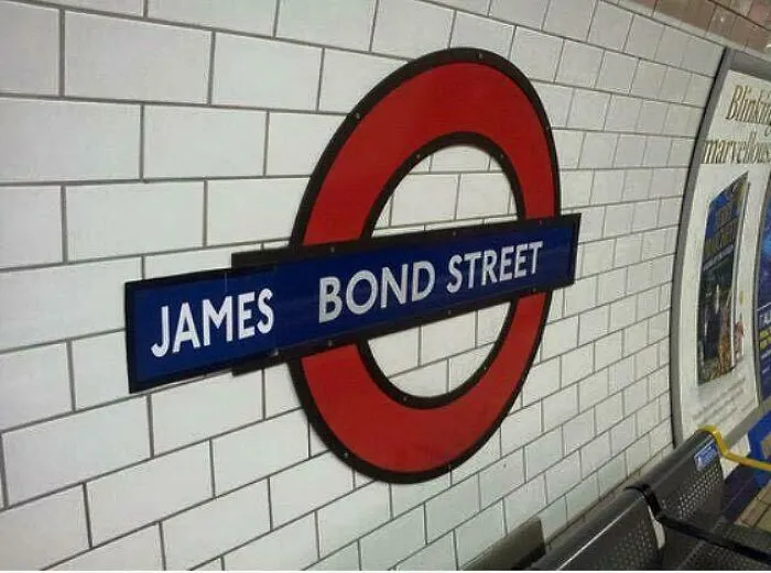 22 Imágenes del metro británico demostrando que allí nada es normal