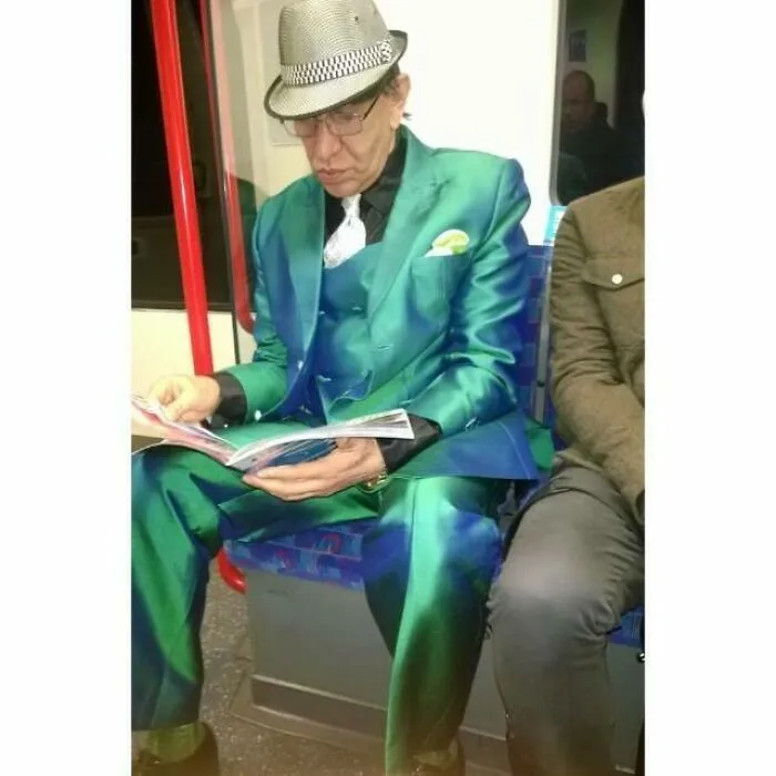 22 Imágenes del metro británico demostrando que allí nada es normal