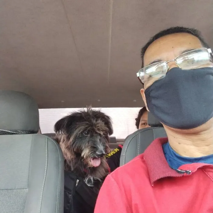 40 Selfies This Guy Has Taken With The Passengers Of His “Pet Taxi” Business