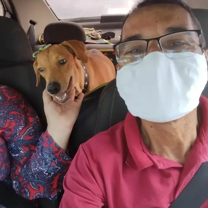 40 Selfies This Guy Has Taken With The Passengers Of His “Pet Taxi” Business